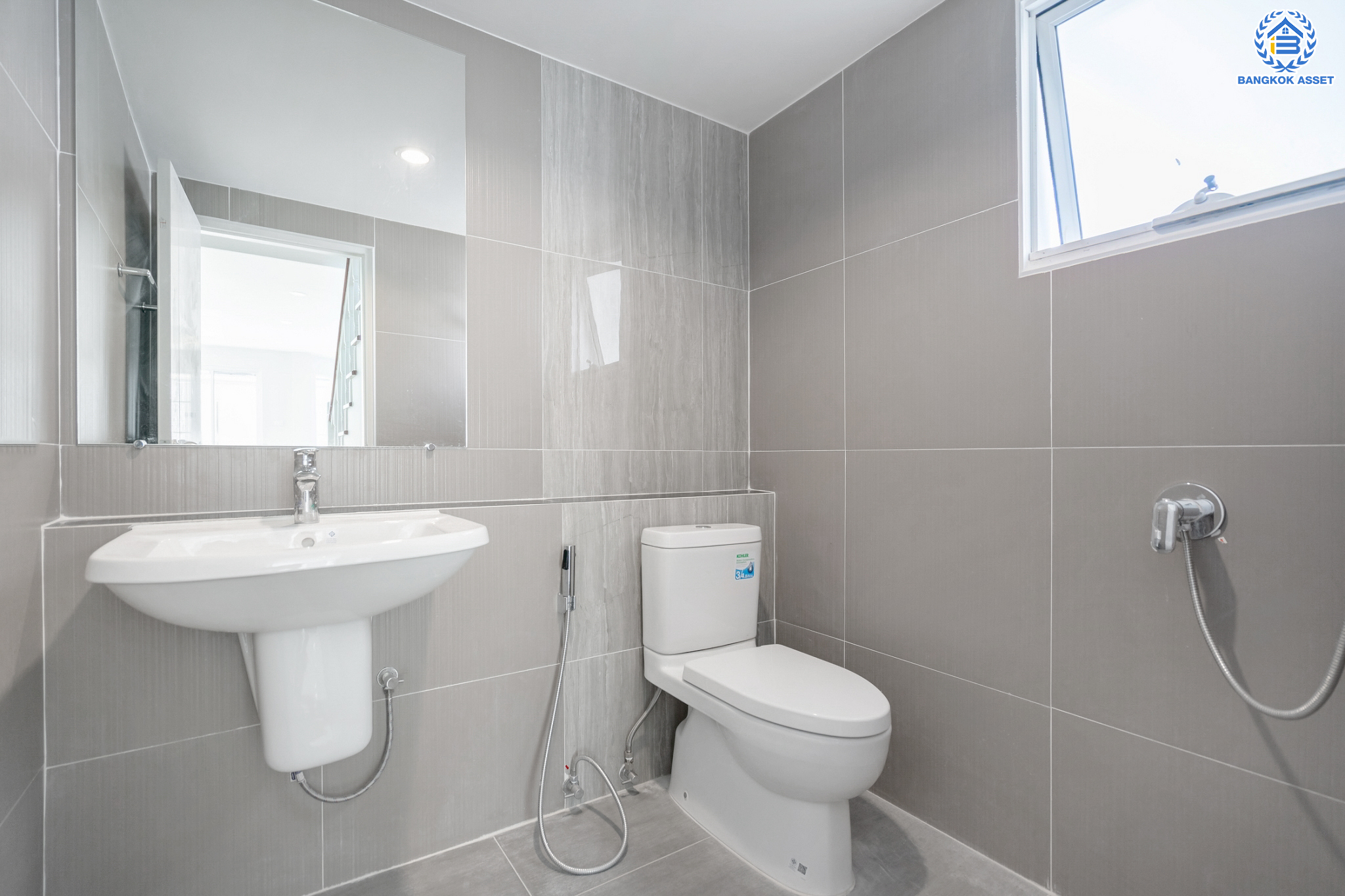 บ้านมือสองตกแต่งใหม่ ม.นันทวัน วัชรพล แบรนด์ LH เนื้อที่ 53.2 ตร.ว. ฟังก์ชัน 3 ห้องนอน 3 ห้องน้ำ จอดรถได้ 2 คัน Facilities ครบครัน บนทำเลเชื่อมต่อหลายเส้นทาง ถ.รามอินทรา ถ.สายไหม และถ.พหลโยธิน ใกล้สนามบินดอนเมือง ทางด่วน "ศรีรัช" และ เซ็นทรัลรามอินทรา